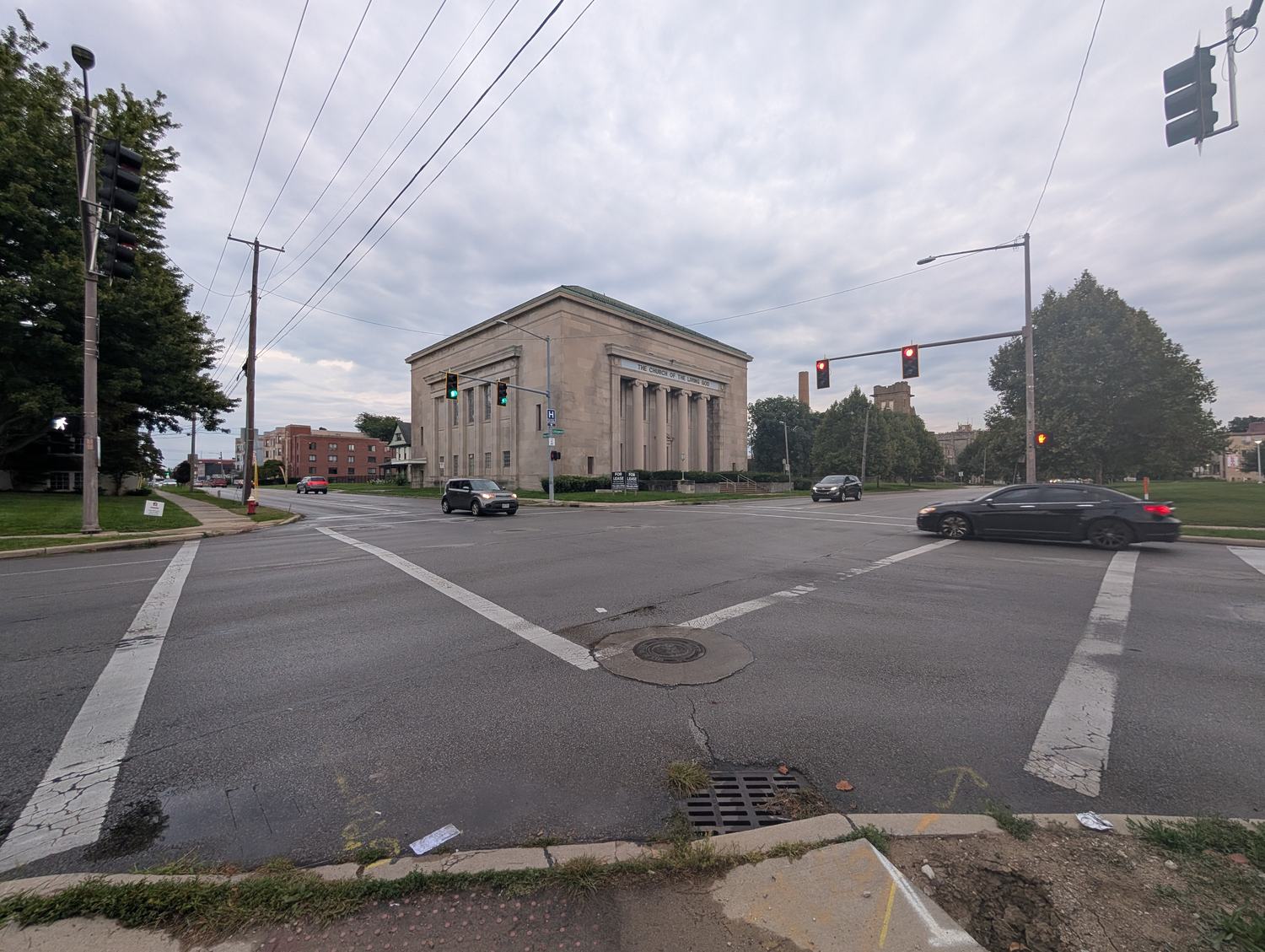 The Collingwood Boulevard and West Bancroft Street intersection in Toledo at dawn. / El cruce de Collingwood Boulevard y West Bancroft Street, en Toledo, al amanecer.