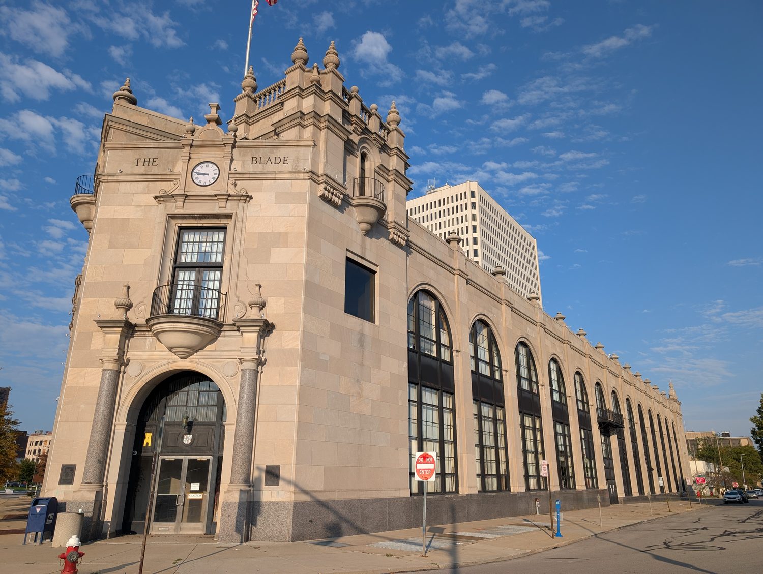 The Blade building on North Superior Street in downtown Toledo. / El edificio de The Blade en North Superior Street, en el centro de Toledo.