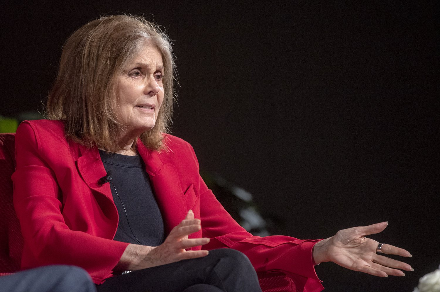 Gloria Steinem in conversation at the LBJ Presidential Library in 2019. / Gloria Steinem conversando en la Biblioteca Presidencial LBJ en 2019.