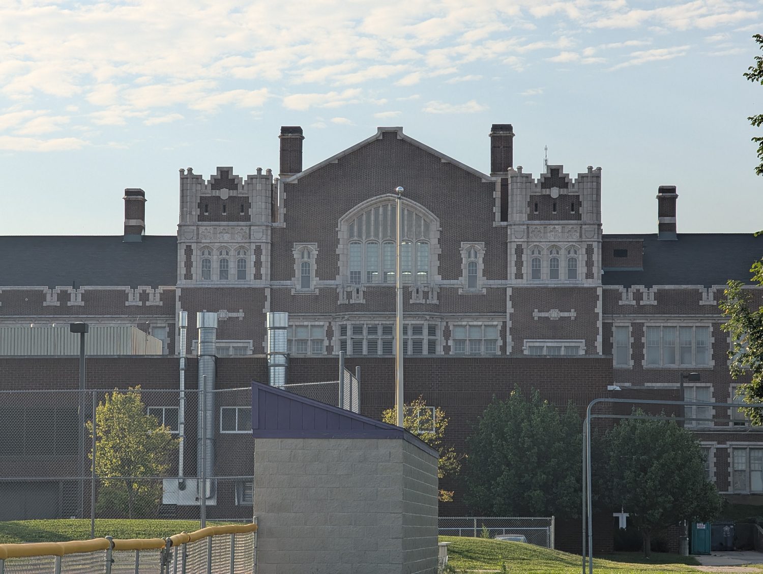 The central gable and great window of Waite High School in East Toledo. / El hastial central y el gran ventanal de la secundaria Waite, en el este de Toledo.