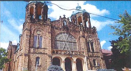 Good Shepherd church, a stone façade with a large round window between two towers / La iglesia de Good Shepherd, fachada de piedra con un gran rosetón entre dos torres