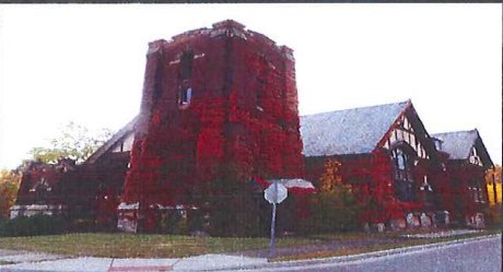 A church on Norwood Avenue, its square tower covered in red ivy / Una iglesia en Norwood Avenue, con la torre cuadrada cubierta de hiedra roja